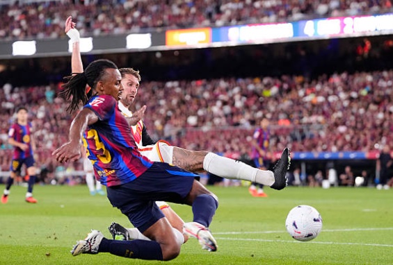 Hậu vệ phải: Jules Kounde – 6.3 điểm. Mắt xích yếu nhất trong hệ thống phòng ngự của Barcelona ở trận này. Kounde nhập cuộc chậm chạp, thường xuyên mắc lỗi vị trí và để đối thủ vượt qua dễ dàng ở hành lang cánh phải. Điểm nhấn đáng chú ý duy nhất của anh là pha dứt điểm tung lưới đối phương nhưng đã bị VAR từ chối. Ảnh: Jose Breton/Pics Action/NurPhoto via Getty Images.

Tiền vệ trung tâm: Pedri – 6.9 điểm. Đóng vai trò "trạm trung chuyển" bóng giữa sân, Pedri điều tiết nhịp độ trận đấu ở mức ổn định. Anh di chuyển rộng để kết nối các tuyến, tuy nhiên trong trận đấu này, tiền vệ người Tây Ban Nha thiếu đi những đường chuyền mang tính đột biến cao để xé toang hàng thủ lùi sâu của đối phương. Ảnh: Pablo Rodriguez/Quality Sport Images/Getty Images

Tiền vệ trung tâm: Marc Bernal – 7.3 điểm. Một màn trình diễn đầy hứa hẹn của tiền vệ trẻ. Bernal không chỉ đảm nhiệm tốt vai trò đánh chặn mà còn trực tiếp tham gia vào mặt trận tấn công với pha kiến tạo thông minh cho Lamine Yamal ghi bàn. Khả năng giữ bóng và xoay sở trong không gian hẹp của anh là điểm sáng lớn. Ảnh: Javier Borrego/Europa Press via Getty Images.

Tiền vệ cánh trái: Anthony Gordon – 7.3 điểm. Tân binh người Anh thực sự là cơn ác mộng bên hành lang cánh trái của Rayo Vallecano. Với tốc độ và kỹ thuật lắt léo, Gordon liên tục tạo ra sóng gió, góp dấu giày vào bàn thắng thứ ba và trực tiếp kiến tạo cho Raphinha hoàn tất cú đúp trong hiệp hai. Ảnh: David Ramirez/Soccrates/Getty Images.

Tiền vệ tấn công: Dani Olmo – 6.8 điểm. Olmo di chuyển rất linh hoạt giữa các tuyến, tạo ra sự kết nối mượt mà cho hàng công. Dù phối hợp tốt với các đồng đội xung quanh, cựu sao Leipzig vẫn cần cải thiện độ sắc sảo trong những pha dứt điểm cuối cùng để chuyển hóa cơ hội thành bàn thắng. Ảnh: David Ramirez/Soccrates/Getty Images.

Tiền vệ cánh phải: Lamine Yamal – 8.6 điểm. Ngôi sao trẻ người Tây Ban Nha có một ngày thi đấu bùng nổ với cú đúp bàn thắng đẳng cấp. Những pha đi bóng từ cánh vào trung lộ và dứt điểm hiểm hóc của Yamal chính là chìa khóa mở ra chiến thắng cho Barca. Anh tiếp tục chứng minh tầm ảnh hưởng không thể thay thế trong lối chơi của đội bóng. Ảnh: Pablo Rodriguez/Quality Sport Images/Getty Images.

Tiền đạo: Raphinha – 8.6 điểm. Đeo băng thủ quân và tỏa sáng rực rỡ với hai pha lập công quyết định. Raphinha thể hiện sự càn lướt, tốc độ và khả năng chọn vị trí nhạy bén của một trung phong thực thụ. Anh không chỉ ghi bàn mà còn là cầu thủ tích cực gây áp lực nhất trên hàng công. Ảnh: Lluis GENE / AFP via Getty Images.