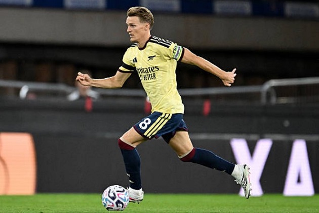 Martin Odegaard (7.2): Thi đấu khá trầm lắng, chưa tạo ra được nhiều đường chuyền đột biến để xé rách hàng thủ đối phương. Ảnh: Stuart MacFarlane/Arsenal FC via Getty Images.

Bukayo Saka (8.3): Cực kỳ nhạy bén trong vòng cấm, ghi bàn thắng duy nhất mang về 3 điểm cho Arsenal. Ảnh: Stuart MacFarlane/Arsenal FC via Getty Images.

Kai Havertz (6.6): Mờ nhạt, tranh chấp kém và bỏ lỡ cơ hội khi dứt điểm thẳng vào vị trí thủ môn. Ảnh: Harry Murphy/Aston Villa FC via Getty Images.