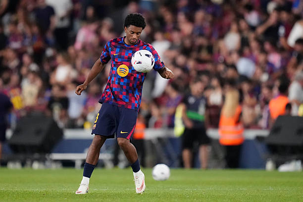 MU c&oacute; l&yacute; do để nhắm đến Alejandro Balde. Ảnh của Jose Breton/Pics Action/NurPhoto via Getty Images.