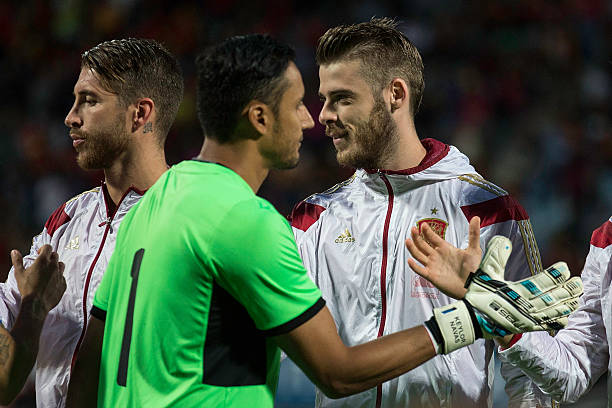 Hai thủ môn đổi hướng, nhưng số phận bất ngờ đảo chiều. Ảnh: Gonzalo Arroyo Moreno/Getty Images.