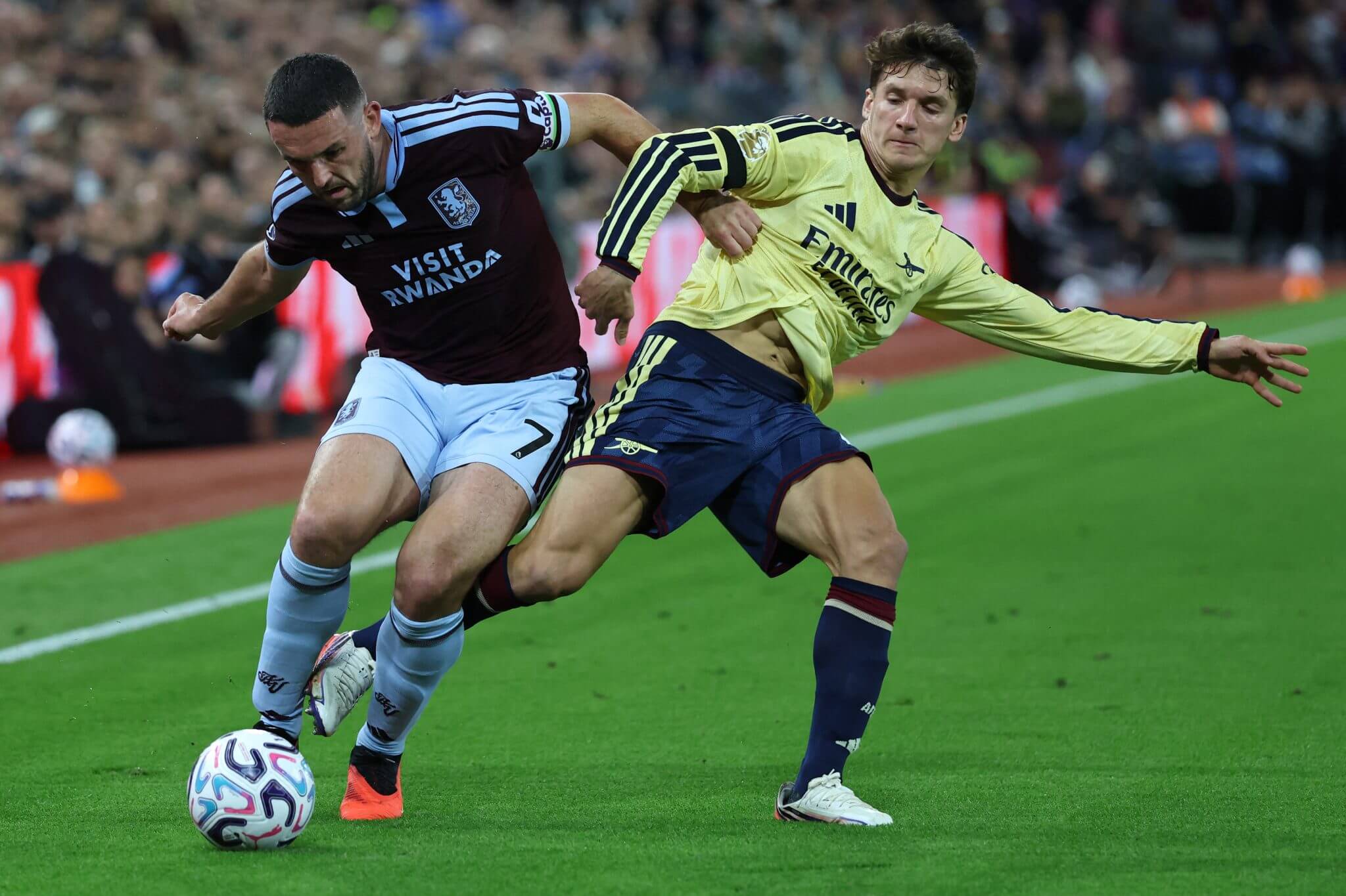Christos Tzolis gặp nhiều khó khăn trong cuộc chạm trán Aston Villa. (Ảnh: Darren Staples/AFP via Getty Images)