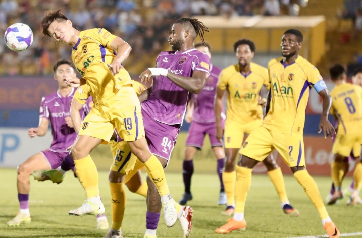 Ảnh bài viết SLNA cùng các tân binh V-League ám ảnh hai vé rớt hạng