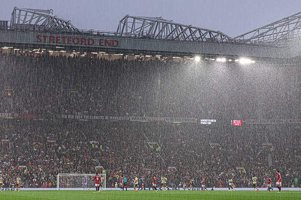 Ảnh bài viết MU xem xét sửa chữa sự cố dột mái che sân Old Trafford