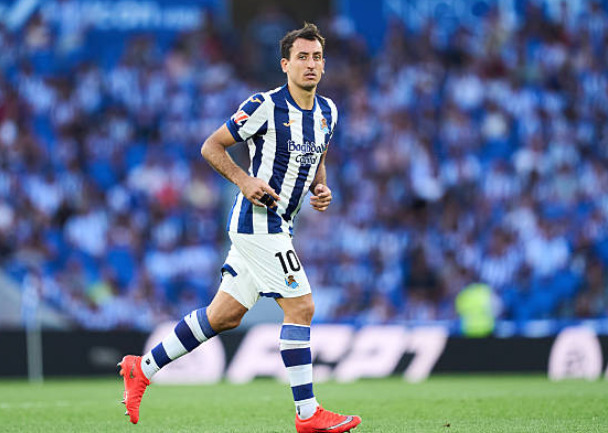 Oyarzabal muốn gắn b&oacute; l&acirc;u d&agrave;i với Sociedad. Ảnh: Juan Manuel Serrano Arce/Getty Images.