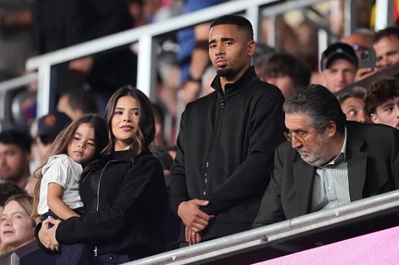 Jesus đã dự khán trận gặp Rayo Vallecano cuối tuần qua. Ảnh: Jose Breton/Pics Action/NurPhoto via Getty Images.