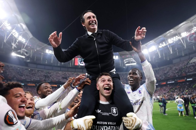 Emery và toàn đội Aston Villa ăn mừng chiến thắng tại Europa League. Ảnh: Neville Williams/Aston Villa FC via Getty Images.