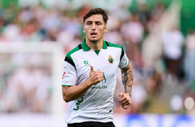 Salinas được Racing Santander tăng lương đáng kể. Ảnh: Juan Manuel Serrano Arce/Getty Images.