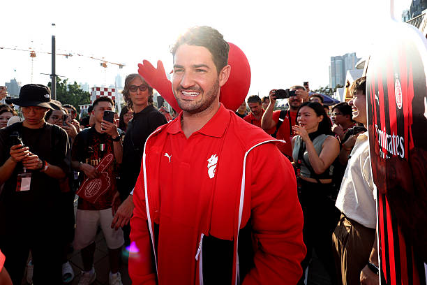 Pato trở thành biểu tượng buồn của những thần đồng dang dở. Ảnh: AC Milan/Getty Images.