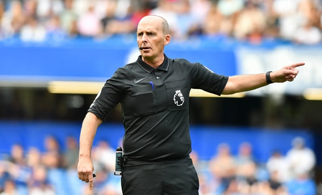 Ảnh bài viết Mike Dean bị chỉ trích vì thừa nhận trò chơi ngầm tại Ngoại hạng Anh
