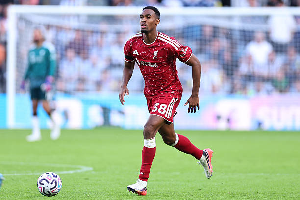 Ảnh bài viết Gary Neville chê Ryan Gravenberch hay tàng hình trên sân