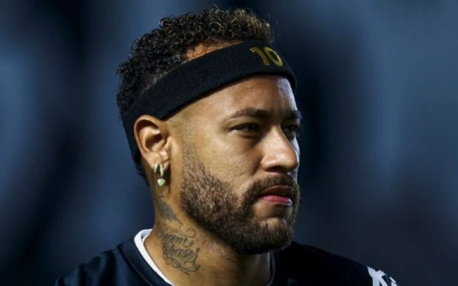 Neymar mỉa mai mặt sân tệ hại. Ảnh: Ricardo Moreira/Getty Images.