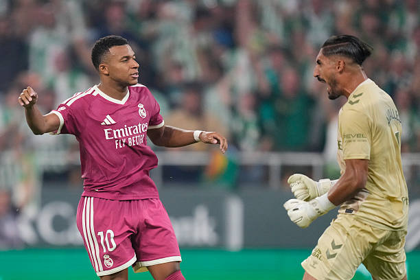 Mbappe sút hỏng 11m trong trận gặp Betis. Ảnh của Jose Breton/Pics Action/NurPhoto - Getty Images.