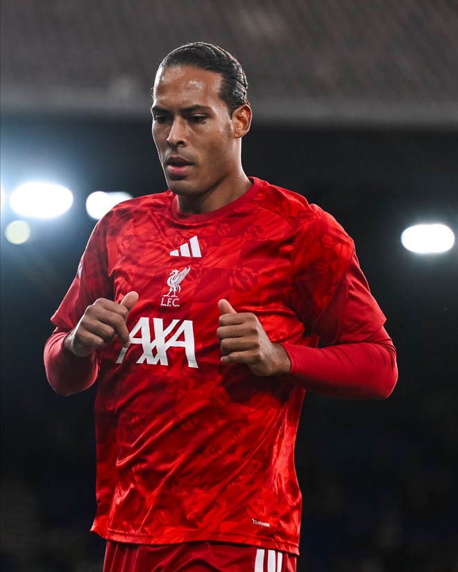 Virgil van Dijk – 7,9 điểm. Vẫn đáng tin cậy như thường lệ. Kể từ khi cập bến Anfield, anh luôn là chốt chặn kiên cố và duy trì vị thế là một trong những trung vệ xuất sắc nhất giải. Ảnh: Liverpool.