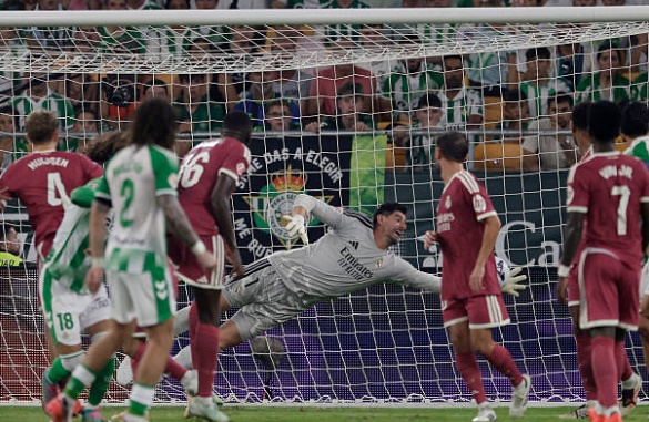 Thủ môn: Thibaut Courtois – 6.9/10. Courtois không có quá nhiều việc phải làm trong phần lớn thời gian trận đấu. Anh đã có một tình huống cứu thua xuất sắc sau cú đánh đầu của Nelson Deossa, nhưng đáng tiếc là các đồng đội không kịp bọc lót, dẫn đến bàn thua từ pha đá bồi của Parrott. Ảnh: Eric Verhoeven/Soccrates/Getty Images

Hậu vệ trái: Marc Cucurella – 7.2/10. Được chấm điểm cao nhất đội, Cucurella là điểm sáng hiếm hoi bên phía Real Madrid. Hậu vệ này đã khóa chặt ngòi nổ Antony bên phía đối phương và tham gia tích cực vào lối chơi chung trước khi được rút ra nghỉ để điều chỉnh chiến thuật. Ảnh: Helios de la Rubia/Real Madrid via Getty Images

Trung vệ: Dean Huijsen – 6.8/10. Huijsen cho thấy sự tự tin đáng ngạc nhiên dù còn trẻ. Anh thi đấu điềm tĩnh, có nhiều pha cắt bóng chính xác. Khoảnh khắc ấn tượng nhất là pha cướp bóng rồi kiến tạo cho Mbappe trong hiệp hai, thể hiện nhãn quan chiến thuật rất tốt. Ảnh: Helios de la Rubia/Real Madrid via Getty Images


Trung vệ: Ibrahima Konate – 6.4/10. Dù khởi đầu mùa giải khá tốt nhưng đây là trận đấu dưới sức của Konate. Anh chỉ thắng 1 trong 6 pha tranh chấp tay đôi và phải nhận một thẻ vàng sau tình huống phạm lỗi nguy hiểm, gây áp lực ngược lên hàng thủ đội nhà. Ảnh: Helios de la Rubia/Real Madrid via Getty Images.

Hậu vệ phải: Denzel Dumfries – 6.7/10. Được tin tưởng đá chính thay cho Alexander-Arnold, nhưng Dumfries chưa đáp ứng được kỳ vọng. Hậu vệ người Hà Lan thi đấu tròn vai ở khâu phòng ngự nhưng lại thiếu hiệu quả trong các pha dâng cao hỗ trợ tấn công và bị thay ra sớm. Ảnh: Diego Souto/Getty Images

Tiền vệ trung tâm: Eduardo Camavinga – 6.7/10. Camavinga thi đấu nỗ lực nhưng gặp khó khăn trong việc duy trì cường độ tranh chấp giữa sân. Anh phải nhận một thẻ vàng và không thể giúp Madrid kiểm soát hoàn toàn tuyến giữa, trước khi rời sân nhường chỗ cho cầu thủ khác. Ảnh: Diego Souto/Getty Images

Tiền vệ trung tâm: Federico Valverde – 6.6/10. Valverde có hiệp một thi đấu năng nổ, nhưng anh dần hụt hơi trong hiệp hai. Tiền vệ người Uruguay đã mắc lỗi vị trí trong bàn thua của đội nhà khi để Parrott thoát xuống thoải mái sau tình huống cứu thua của Courtois. Ảnh: Joaquin Corchero/Europa Press via Getty Images

Tiền đạo cánh trái: Vinicius Junior – 6.3/10. Một trận đấu đầy nỗ lực nhưng thiếu hiệu quả của Vinicius. Dù tích cực di chuyển và hỗ trợ phòng ngự theo yêu cầu của HLV, nhưng anh lại thiếu đi sự đột biến thường thấy. Tấm thẻ vàng phải nhận càng làm mờ nhạt đi màn trình diễn của anh. Ảnh:Helios de la Rubia/Real Madrid via Getty Images

Tiền vệ tấn công: Jude Bellingham – 6.7/10. Sau chuỗi trận thăng hoa, Bellingham đã có một ngày thi đấu lặng lẽ hơn. Anh cố gắng kết nối các mắt xích trên hàng công nhưng không tạo ra được những đường chuyền quyết định hay những pha xâm nhập vòng cấm mang tính sát thương cao. Ảnh: Helios de la Rubia/Real Madrid via Getty Images

Tiền đạo cánh phải: Arda Guler – 6.9/10. Guler thi đấu đầy sáng tạo trong hiệp thi đấu đầu tiên với nhiều cơ hội được tạo ra cho đồng đội. Tuy nhiên, việc phải nhận một thẻ vàng sớm khiến anh thi đấu có phần thận trọng hơn và bị thay ra để đảm bảo an toàn quân số. Ảnh: Helios de la Rubia/Real Madrid via Getty Images

Tiền đạo cắm: Kylian Mbappe – 5.7/10. Một đêm đáng quên đối với chân sút người Pháp. Mbappe bỏ lỡ hai cơ hội ngon ăn liên tiếp trước khi hiệp một khép lại và đỉnh điểm là cú sút phạt đền hỏng ăn cuối trận, khiến anh nhận số điểm thấp nhất trận đấu. Ảnh: Jose Breton/Pics Action/NurPhoto via Getty Images