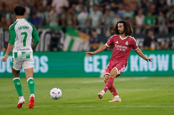 Hậu vệ trái: Marc Cucurella – 7.2/10. Được chấm điểm cao nhất đội, Cucurella là điểm sáng hiếm hoi bên phía Real Madrid. Hậu vệ này đã khóa chặt ngòi nổ Antony bên phía đối phương và tham gia tích cực vào lối chơi chung trước khi được rút ra nghỉ để điều chỉnh chiến thuật. Ảnh: Helios de la Rubia/Real Madrid via Getty Images

Trung vệ: Dean Huijsen – 6.8/10. Huijsen cho thấy sự tự tin đáng ngạc nhiên dù còn trẻ. Anh thi đấu điềm tĩnh, có nhiều pha cắt bóng chính xác. Khoảnh khắc ấn tượng nhất là pha cướp bóng rồi kiến tạo cho Mbappe trong hiệp hai, thể hiện nhãn quan chiến thuật rất tốt. Ảnh: Helios de la Rubia/Real Madrid via Getty Images


Trung vệ: Ibrahima Konate – 6.4/10. Dù khởi đầu mùa giải khá tốt nhưng đây là trận đấu dưới sức của Konate. Anh chỉ thắng 1 trong 6 pha tranh chấp tay đôi và phải nhận một thẻ vàng sau tình huống phạm lỗi nguy hiểm, gây áp lực ngược lên hàng thủ đội nhà. Ảnh: Helios de la Rubia/Real Madrid via Getty Images.

Hậu vệ phải: Denzel Dumfries – 6.7/10. Được tin tưởng đá chính thay cho Alexander-Arnold, nhưng Dumfries chưa đáp ứng được kỳ vọng. Hậu vệ người Hà Lan thi đấu tròn vai ở khâu phòng ngự nhưng lại thiếu hiệu quả trong các pha dâng cao hỗ trợ tấn công và bị thay ra sớm. Ảnh: Diego Souto/Getty Images

Tiền vệ trung tâm: Eduardo Camavinga – 6.7/10. Camavinga thi đấu nỗ lực nhưng gặp khó khăn trong việc duy trì cường độ tranh chấp giữa sân. Anh phải nhận một thẻ vàng và không thể giúp Madrid kiểm soát hoàn toàn tuyến giữa, trước khi rời sân nhường chỗ cho cầu thủ khác. Ảnh: Diego Souto/Getty Images

Tiền vệ trung tâm: Federico Valverde – 6.6/10. Valverde có hiệp một thi đấu năng nổ, nhưng anh dần hụt hơi trong hiệp hai. Tiền vệ người Uruguay đã mắc lỗi vị trí trong bàn thua của đội nhà khi để Parrott thoát xuống thoải mái sau tình huống cứu thua của Courtois. Ảnh: Joaquin Corchero/Europa Press via Getty Images

Tiền đạo cánh trái: Vinicius Junior – 6.3/10. Một trận đấu đầy nỗ lực nhưng thiếu hiệu quả của Vinicius. Dù tích cực di chuyển và hỗ trợ phòng ngự theo yêu cầu của HLV, nhưng anh lại thiếu đi sự đột biến thường thấy. Tấm thẻ vàng phải nhận càng làm mờ nhạt đi màn trình diễn của anh. Ảnh:Helios de la Rubia/Real Madrid via Getty Images

Tiền vệ tấn công: Jude Bellingham – 6.7/10. Sau chuỗi trận thăng hoa, Bellingham đã có một ngày thi đấu lặng lẽ hơn. Anh cố gắng kết nối các mắt xích trên hàng công nhưng không tạo ra được những đường chuyền quyết định hay những pha xâm nhập vòng cấm mang tính sát thương cao. Ảnh: Helios de la Rubia/Real Madrid via Getty Images

Tiền đạo cánh phải: Arda Guler – 6.9/10. Guler thi đấu đầy sáng tạo trong hiệp thi đấu đầu tiên với nhiều cơ hội được tạo ra cho đồng đội. Tuy nhiên, việc phải nhận một thẻ vàng sớm khiến anh thi đấu có phần thận trọng hơn và bị thay ra để đảm bảo an toàn quân số. Ảnh: Helios de la Rubia/Real Madrid via Getty Images

Tiền đạo cắm: Kylian Mbappe – 5.7/10. Một đêm đáng quên đối với chân sút người Pháp. Mbappe bỏ lỡ hai cơ hội ngon ăn liên tiếp trước khi hiệp một khép lại và đỉnh điểm là cú sút phạt đền hỏng ăn cuối trận, khiến anh nhận số điểm thấp nhất trận đấu. Ảnh: Jose Breton/Pics Action/NurPhoto via Getty Images
