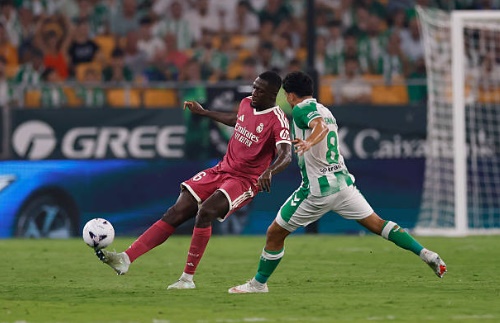 Trung vệ: Ibrahima Konate – 6.4/10. Dù khởi đầu mùa giải khá tốt nhưng đây là trận đấu dưới sức của Konate. Anh chỉ thắng 1 trong 6 pha tranh chấp tay đôi và phải nhận một thẻ vàng sau tình huống phạm lỗi nguy hiểm, gây áp lực ngược lên hàng thủ đội nhà. Ảnh: Helios de la Rubia/Real Madrid via Getty Images.

Hậu vệ phải: Denzel Dumfries – 6.7/10. Được tin tưởng đá chính thay cho Alexander-Arnold, nhưng Dumfries chưa đáp ứng được kỳ vọng. Hậu vệ người Hà Lan thi đấu tròn vai ở khâu phòng ngự nhưng lại thiếu hiệu quả trong các pha dâng cao hỗ trợ tấn công và bị thay ra sớm. Ảnh: Diego Souto/Getty Images

Tiền vệ trung tâm: Eduardo Camavinga – 6.7/10. Camavinga thi đấu nỗ lực nhưng gặp khó khăn trong việc duy trì cường độ tranh chấp giữa sân. Anh phải nhận một thẻ vàng và không thể giúp Madrid kiểm soát hoàn toàn tuyến giữa, trước khi rời sân nhường chỗ cho cầu thủ khác. Ảnh: Diego Souto/Getty Images

Tiền vệ trung tâm: Federico Valverde – 6.6/10. Valverde có hiệp một thi đấu năng nổ, nhưng anh dần hụt hơi trong hiệp hai. Tiền vệ người Uruguay đã mắc lỗi vị trí trong bàn thua của đội nhà khi để Parrott thoát xuống thoải mái sau tình huống cứu thua của Courtois. Ảnh: Joaquin Corchero/Europa Press via Getty Images

Tiền đạo cánh trái: Vinicius Junior – 6.3/10. Một trận đấu đầy nỗ lực nhưng thiếu hiệu quả của Vinicius. Dù tích cực di chuyển và hỗ trợ phòng ngự theo yêu cầu của HLV, nhưng anh lại thiếu đi sự đột biến thường thấy. Tấm thẻ vàng phải nhận càng làm mờ nhạt đi màn trình diễn của anh. Ảnh:Helios de la Rubia/Real Madrid via Getty Images

Tiền vệ tấn công: Jude Bellingham – 6.7/10. Sau chuỗi trận thăng hoa, Bellingham đã có một ngày thi đấu lặng lẽ hơn. Anh cố gắng kết nối các mắt xích trên hàng công nhưng không tạo ra được những đường chuyền quyết định hay những pha xâm nhập vòng cấm mang tính sát thương cao. Ảnh: Helios de la Rubia/Real Madrid via Getty Images

Tiền đạo cánh phải: Arda Guler – 6.9/10. Guler thi đấu đầy sáng tạo trong hiệp thi đấu đầu tiên với nhiều cơ hội được tạo ra cho đồng đội. Tuy nhiên, việc phải nhận một thẻ vàng sớm khiến anh thi đấu có phần thận trọng hơn và bị thay ra để đảm bảo an toàn quân số. Ảnh: Helios de la Rubia/Real Madrid via Getty Images

Tiền đạo cắm: Kylian Mbappe – 5.7/10. Một đêm đáng quên đối với chân sút người Pháp. Mbappe bỏ lỡ hai cơ hội ngon ăn liên tiếp trước khi hiệp một khép lại và đỉnh điểm là cú sút phạt đền hỏng ăn cuối trận, khiến anh nhận số điểm thấp nhất trận đấu. Ảnh: Jose Breton/Pics Action/NurPhoto via Getty Images