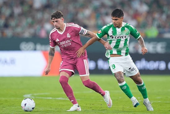 Tiền vệ trung tâm: Federico Valverde – 6.6/10. Valverde có hiệp một thi đấu năng nổ, nhưng anh dần hụt hơi trong hiệp hai. Tiền vệ người Uruguay đã mắc lỗi vị trí trong bàn thua của đội nhà khi để Parrott thoát xuống thoải mái sau tình huống cứu thua của Courtois. Ảnh: Joaquin Corchero/Europa Press via Getty Images

Tiền đạo cánh trái: Vinicius Junior – 6.3/10. Một trận đấu đầy nỗ lực nhưng thiếu hiệu quả của Vinicius. Dù tích cực di chuyển và hỗ trợ phòng ngự theo yêu cầu của HLV, nhưng anh lại thiếu đi sự đột biến thường thấy. Tấm thẻ vàng phải nhận càng làm mờ nhạt đi màn trình diễn của anh. Ảnh:Helios de la Rubia/Real Madrid via Getty Images

Tiền vệ tấn công: Jude Bellingham – 6.7/10. Sau chuỗi trận thăng hoa, Bellingham đã có một ngày thi đấu lặng lẽ hơn. Anh cố gắng kết nối các mắt xích trên hàng công nhưng không tạo ra được những đường chuyền quyết định hay những pha xâm nhập vòng cấm mang tính sát thương cao. Ảnh: Helios de la Rubia/Real Madrid via Getty Images

Tiền đạo cánh phải: Arda Guler – 6.9/10. Guler thi đấu đầy sáng tạo trong hiệp thi đấu đầu tiên với nhiều cơ hội được tạo ra cho đồng đội. Tuy nhiên, việc phải nhận một thẻ vàng sớm khiến anh thi đấu có phần thận trọng hơn và bị thay ra để đảm bảo an toàn quân số. Ảnh: Helios de la Rubia/Real Madrid via Getty Images

Tiền đạo cắm: Kylian Mbappe – 5.7/10. Một đêm đáng quên đối với chân sút người Pháp. Mbappe bỏ lỡ hai cơ hội ngon ăn liên tiếp trước khi hiệp một khép lại và đỉnh điểm là cú sút phạt đền hỏng ăn cuối trận, khiến anh nhận số điểm thấp nhất trận đấu. Ảnh: Jose Breton/Pics Action/NurPhoto via Getty Images