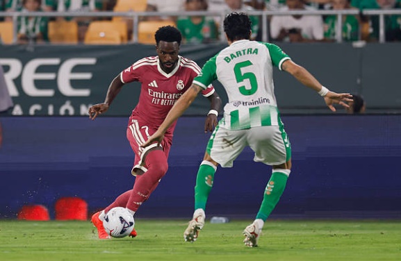 Tiền đạo cánh trái: Vinicius Junior – 6.3/10. Một trận đấu đầy nỗ lực nhưng thiếu hiệu quả của Vinicius. Dù tích cực di chuyển và hỗ trợ phòng ngự theo yêu cầu của HLV, nhưng anh lại thiếu đi sự đột biến thường thấy. Tấm thẻ vàng phải nhận càng làm mờ nhạt đi màn trình diễn của anh. Ảnh:Helios de la Rubia/Real Madrid via Getty Images

Tiền vệ tấn công: Jude Bellingham – 6.7/10. Sau chuỗi trận thăng hoa, Bellingham đã có một ngày thi đấu lặng lẽ hơn. Anh cố gắng kết nối các mắt xích trên hàng công nhưng không tạo ra được những đường chuyền quyết định hay những pha xâm nhập vòng cấm mang tính sát thương cao. Ảnh: Helios de la Rubia/Real Madrid via Getty Images

Tiền đạo cánh phải: Arda Guler – 6.9/10. Guler thi đấu đầy sáng tạo trong hiệp thi đấu đầu tiên với nhiều cơ hội được tạo ra cho đồng đội. Tuy nhiên, việc phải nhận một thẻ vàng sớm khiến anh thi đấu có phần thận trọng hơn và bị thay ra để đảm bảo an toàn quân số. Ảnh: Helios de la Rubia/Real Madrid via Getty Images

Tiền đạo cắm: Kylian Mbappe – 5.7/10. Một đêm đáng quên đối với chân sút người Pháp. Mbappe bỏ lỡ hai cơ hội ngon ăn liên tiếp trước khi hiệp một khép lại và đỉnh điểm là cú sút phạt đền hỏng ăn cuối trận, khiến anh nhận số điểm thấp nhất trận đấu. Ảnh: Jose Breton/Pics Action/NurPhoto via Getty Images