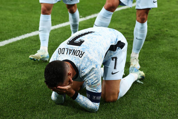 Ronaldo khuỵu gối, bật khóc sau bàn thắng lịch sử. Ảnh: Carlos Rodrigues/UEFA/UEFA/Getty Images.