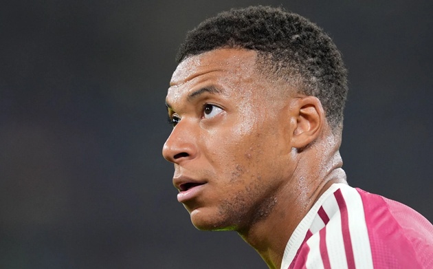 Ảnh bài viết Isaac Fouto chỉ rõ sai lầm VAR khiến Mbappe không được đá lại phạt đền