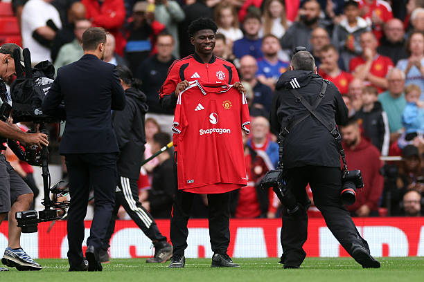 Ảnh bài viết Carrick hé lộ thời điểm Carlos Baleba ra mắt MU