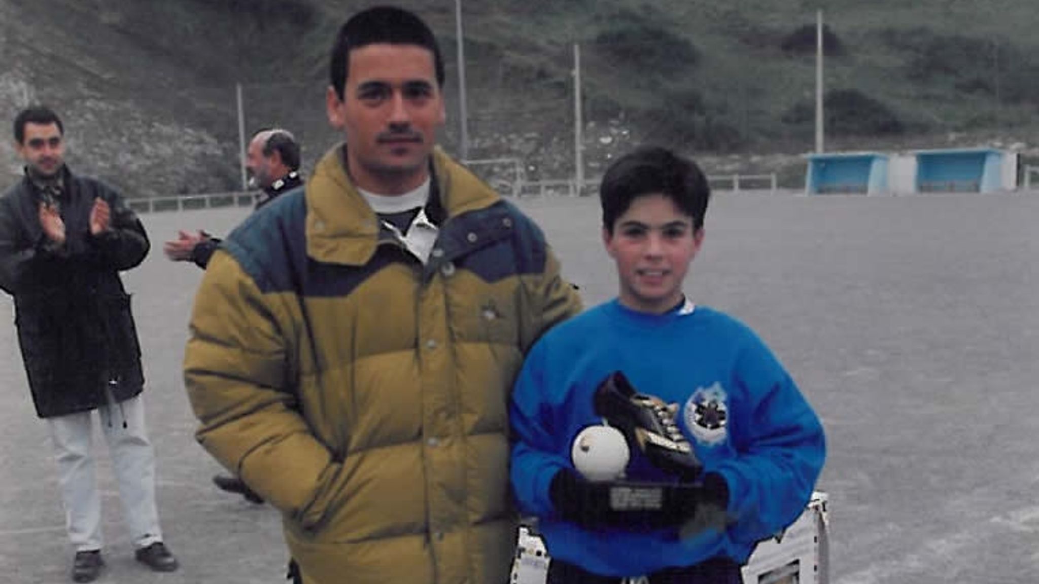 Mikel Arteta tạo dáng bên cạnh chiếc cúp ở Antiguoko FC. Ảnh: Antiguoko/Sky Sports.