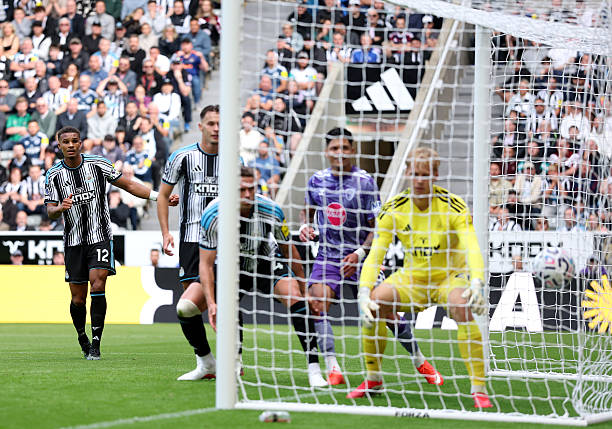 Malick Thiaw phản lưới nhà giúp Bournemouth nhân đôi cách biệt. Ảnh: Stu Forster / Getty Images.