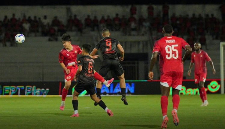 Lucao (áo đen, số 9) lập hat-trick cho Ninh Bình để hạ gục Hải Phòng với tỷ số 4-1. Ảnh: CLB Hải Phòng.