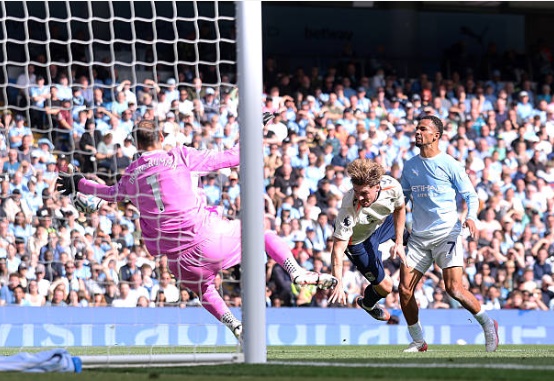 Donnarumma trổ tài cứu thua cho Man City. Ảnh: Carl Recine/Getty Images.