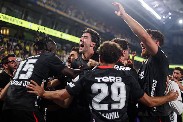 Dusan Vlahovic giúp Besiktas đánh bại Fenerbahce. Ảnh: Ahmad Mora/Getty Images