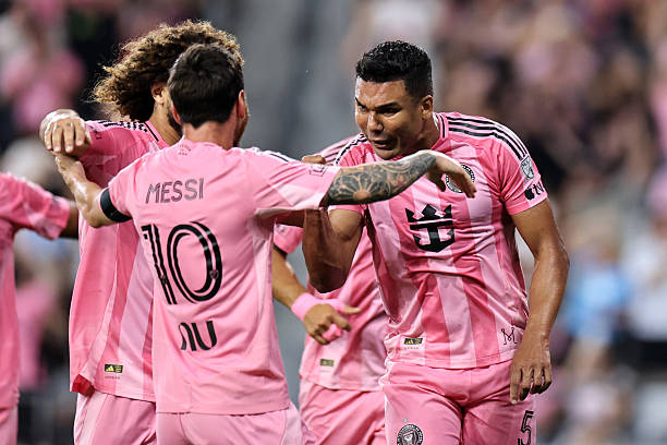 Lionel Messi kiến tạo cho Casemiro ghi bàn ở trận đấu giữa Inter Miami và Atlanta United. Ảnh: Carmen Mandato / Getty Images.