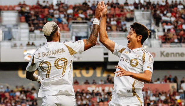 Son ăn mừng b&agrave;n thắng c&ugrave;ng đồng đội. (Ảnh: Trang chủ LAFC)