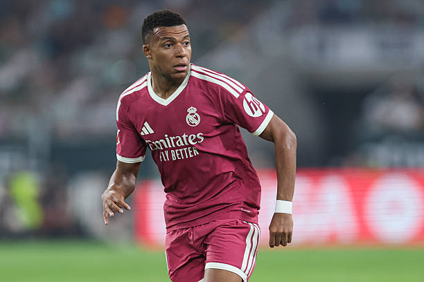 Kylian Mbappe dường như kh&ocirc;ng ph&ugrave; hợp để đ&aacute; cắm. Ảnh: Antonio Pozo/Getty Images