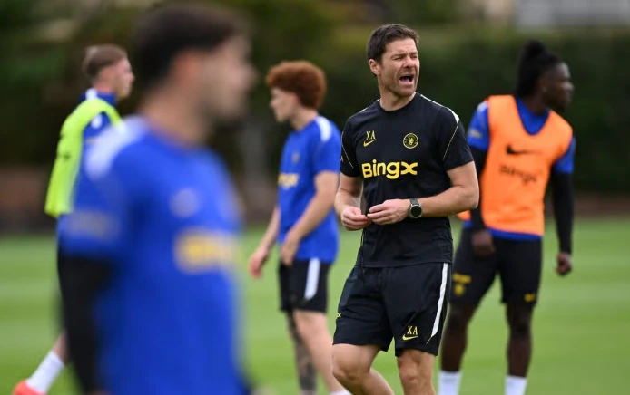 Alonso phải vá hàng thủ Chelsea. Ảnh: Darren Walsh/Chelsea FC/Getty Images.