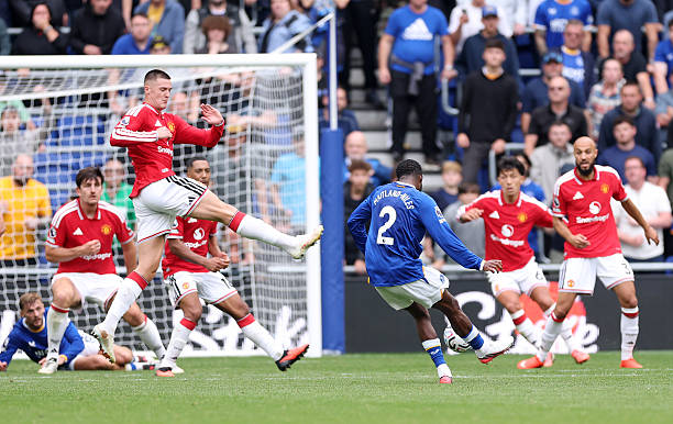 Ảnh bài viết Người cũ Arsenal lập siêu phẩm, MU đánh rơi chiến thắng trước Everton