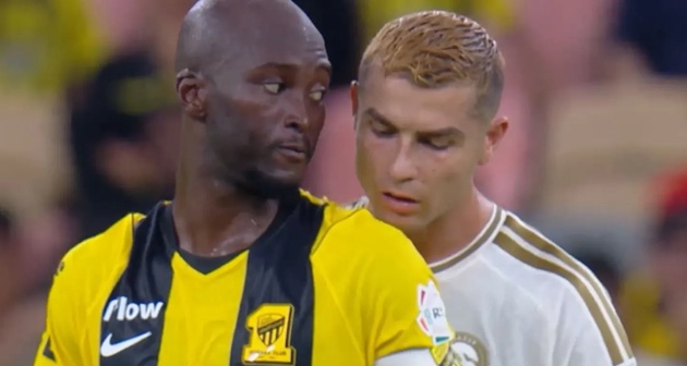 Ảnh bài viết Cristiano Ronaldo bị bắt quả tang nhìn lén chiến thuật đối thủ