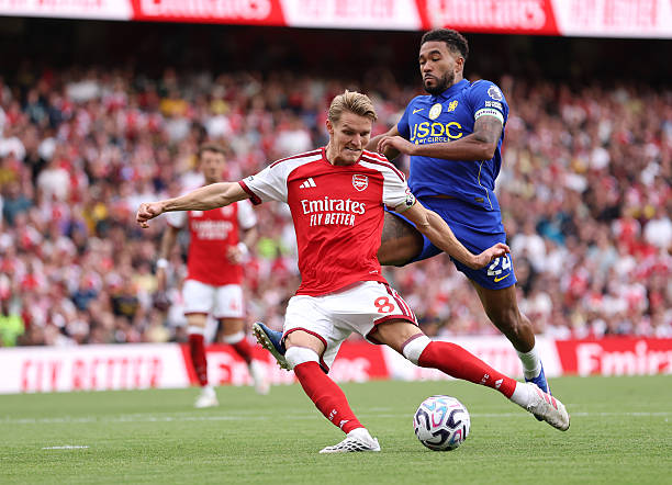 Martin Odegaard n&acirc;ng tỷ số l&ecirc;n 2-1 cho Arsenal.