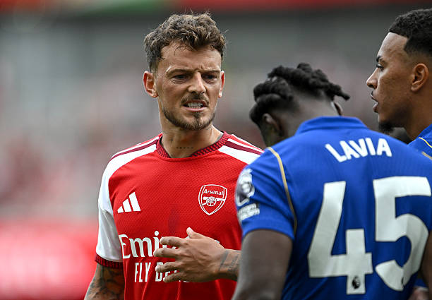 Ben White – 7.3/10: Hậu vệ phải của Arsenal hoàn thành tốt nhiệm vụ phòng ngự và có những pha dâng cao đột phá hiệu quả, góp phần duy trì sức ép lên hành lang cánh của Chelsea. Ảnh: Stuart MacFarlane/Getty Images

Ezri Konsa – 7.3/10: Anh chơi điềm tĩnh, chắc chắn và khiến các tiền đạo Chelsea gặp nhiều khó khăn. Pha tắc bóng quyết định của cầu thủ này với Rogers đã ngăn chặn một cơ hội nguy hiểm mười mươi. Ảnh: Marc Atkins/Getty Images

Gabriel Magalhaes – 7.2/10: Trung vệ người Brazil làm tròn trách nhiệm phòng ngự, duy trì sự tập trung cao độ trong các pha không chiến và bọc lót hiệu quả cho các vị trí xung quanh. Ảnh: Catherine Ivill/Getty Images

Riccardo Calafiori – 7.0/10: Dù gặp đôi chút khó khăn trong khâu phòng thủ, Calafiori lại thi đấu đầy năng nổ khi dâng cao tấn công. Anh suýt có bàn thắng nếu không bị VAR từ chối đáng tiếc. Ảnh: John Walton/Getty Images

Declan Rice – 7.4/10: Anh tỏa sáng với khả năng điều tiết và đánh chặn hiệu quả ở khu trung tuyến. Ngôi sao mang áo số 41 kết thúc trận đấu với một pha kiến tạo quan trọng giúp Kai Havertz ghi bàn gỡ hòa. Ảnh: Justin Setterfield/Getty Images

Myles Lewis-Skelly – 6.8/10: Cầu thủ trẻ tạo ra một cơ hội quan trọng bên phần sân đối phương nhưng đôi lúc gặp khó khăn trong việc bảo vệ hàng phòng ngự bởi những tiền vệ giàu kinh nghiệm. Ảnh: Catherine Ivill/Getty Images

Martin Odegaard – 8.1/10: Đội trưởng Arsenal điều khiển lối chơi tấn công đầy sáng tạo. Anh chính là người ghi bàn thắng quyết định ngay đầu hiệp hai, mang về ba điểm quý giá cho đội nhà. Ảnh: Charlotte Wilson/Getty Images


Bukayo Saka – 7.0/10: Tuyển thủ Anh liên tục gây áp lực và tạo ra nhiều khó khăn cho người kèm mình nhờ tốc độ. Dù chưa ghi bàn, sự hiện diện của anh giúp Arsenal duy trì thế trận áp đảo. Ảnh: Stuart MacFarlane/Getty Images

Christos Tzolis – 7.5/10: Tuyển thủ Hy Lạp luôn là mối đe dọa thường trực bên cánh trái nhờ kỹ thuật cá nhân. Anh đóng góp một pha kiến tạo thông minh cho Martin Odegaard dứt điểm tung lưới đối phương. Ảnh: Ryan Pierse/Getty Images

Kai Havertz – 8.2/10: Ngôi sao người Đức ghi bàn gỡ hòa quan trọng và thể hiện khả năng giữ bóng tuyệt vời. Pha bỏ bóng tinh tế của anh cũng góp công lớn vào bàn thắng ấn định tỉ số. Ảnh: David Price/Getty Images

Đội hình ra sân của Arsenal. Ảnh: Bongda.com.vn