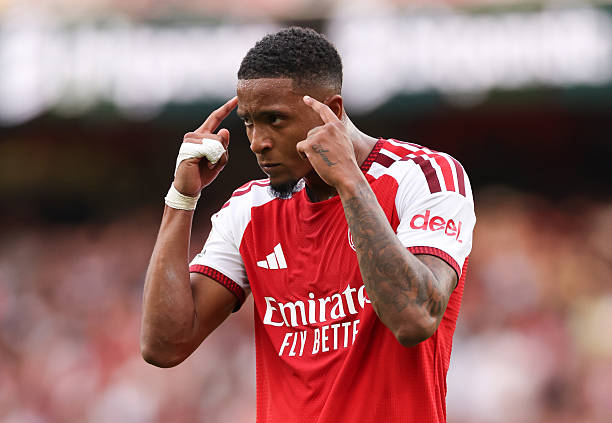 Ezri Konsa – 7.3/10: Anh chơi điềm tĩnh, chắc chắn và khiến các tiền đạo Chelsea gặp nhiều khó khăn. Pha tắc bóng quyết định của cầu thủ này với Rogers đã ngăn chặn một cơ hội nguy hiểm mười mươi. Ảnh: Marc Atkins/Getty Images

Gabriel Magalhaes – 7.2/10: Trung vệ người Brazil làm tròn trách nhiệm phòng ngự, duy trì sự tập trung cao độ trong các pha không chiến và bọc lót hiệu quả cho các vị trí xung quanh. Ảnh: Catherine Ivill/Getty Images

Riccardo Calafiori – 7.0/10: Dù gặp đôi chút khó khăn trong khâu phòng thủ, Calafiori lại thi đấu đầy năng nổ khi dâng cao tấn công. Anh suýt có bàn thắng nếu không bị VAR từ chối đáng tiếc. Ảnh: John Walton/Getty Images

Declan Rice – 7.4/10: Anh tỏa sáng với khả năng điều tiết và đánh chặn hiệu quả ở khu trung tuyến. Ngôi sao mang áo số 41 kết thúc trận đấu với một pha kiến tạo quan trọng giúp Kai Havertz ghi bàn gỡ hòa. Ảnh: Justin Setterfield/Getty Images

Myles Lewis-Skelly – 6.8/10: Cầu thủ trẻ tạo ra một cơ hội quan trọng bên phần sân đối phương nhưng đôi lúc gặp khó khăn trong việc bảo vệ hàng phòng ngự bởi những tiền vệ giàu kinh nghiệm. Ảnh: Catherine Ivill/Getty Images

Martin Odegaard – 8.1/10: Đội trưởng Arsenal điều khiển lối chơi tấn công đầy sáng tạo. Anh chính là người ghi bàn thắng quyết định ngay đầu hiệp hai, mang về ba điểm quý giá cho đội nhà. Ảnh: Charlotte Wilson/Getty Images


Bukayo Saka – 7.0/10: Tuyển thủ Anh liên tục gây áp lực và tạo ra nhiều khó khăn cho người kèm mình nhờ tốc độ. Dù chưa ghi bàn, sự hiện diện của anh giúp Arsenal duy trì thế trận áp đảo. Ảnh: Stuart MacFarlane/Getty Images

Christos Tzolis – 7.5/10: Tuyển thủ Hy Lạp luôn là mối đe dọa thường trực bên cánh trái nhờ kỹ thuật cá nhân. Anh đóng góp một pha kiến tạo thông minh cho Martin Odegaard dứt điểm tung lưới đối phương. Ảnh: Ryan Pierse/Getty Images

Kai Havertz – 8.2/10: Ngôi sao người Đức ghi bàn gỡ hòa quan trọng và thể hiện khả năng giữ bóng tuyệt vời. Pha bỏ bóng tinh tế của anh cũng góp công lớn vào bàn thắng ấn định tỉ số. Ảnh: David Price/Getty Images

Đội hình ra sân của Arsenal. Ảnh: Bongda.com.vn