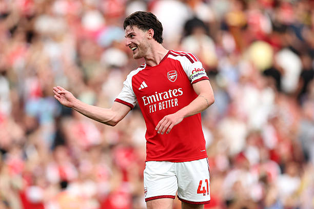 Declan Rice – 7.4/10: Anh tỏa sáng với khả năng điều tiết và đánh chặn hiệu quả ở khu trung tuyến. Ngôi sao mang áo số 41 kết thúc trận đấu với một pha kiến tạo quan trọng giúp Kai Havertz ghi bàn gỡ hòa. Ảnh: Justin Setterfield/Getty Images

Myles Lewis-Skelly – 6.8/10: Cầu thủ trẻ tạo ra một cơ hội quan trọng bên phần sân đối phương nhưng đôi lúc gặp khó khăn trong việc bảo vệ hàng phòng ngự bởi những tiền vệ giàu kinh nghiệm. Ảnh: Catherine Ivill/Getty Images

Martin Odegaard – 8.1/10: Đội trưởng Arsenal điều khiển lối chơi tấn công đầy sáng tạo. Anh chính là người ghi bàn thắng quyết định ngay đầu hiệp hai, mang về ba điểm quý giá cho đội nhà. Ảnh: Charlotte Wilson/Getty Images


Bukayo Saka – 7.0/10: Tuyển thủ Anh liên tục gây áp lực và tạo ra nhiều khó khăn cho người kèm mình nhờ tốc độ. Dù chưa ghi bàn, sự hiện diện của anh giúp Arsenal duy trì thế trận áp đảo. Ảnh: Stuart MacFarlane/Getty Images

Christos Tzolis – 7.5/10: Tuyển thủ Hy Lạp luôn là mối đe dọa thường trực bên cánh trái nhờ kỹ thuật cá nhân. Anh đóng góp một pha kiến tạo thông minh cho Martin Odegaard dứt điểm tung lưới đối phương. Ảnh: Ryan Pierse/Getty Images

Kai Havertz – 8.2/10: Ngôi sao người Đức ghi bàn gỡ hòa quan trọng và thể hiện khả năng giữ bóng tuyệt vời. Pha bỏ bóng tinh tế của anh cũng góp công lớn vào bàn thắng ấn định tỉ số. Ảnh: David Price/Getty Images

Đội hình ra sân của Arsenal. Ảnh: Bongda.com.vn