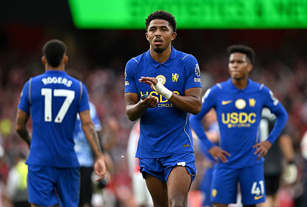 Wesley Fofana: 6.3 điểm. Không phải lúc nào cũng hóa giải thành công các đợt tấn công của Arsenal, nhưng bù lại có rất nhiều tình huống cản phá và phá bóng bằng đầu thành công. Ảnh của Darren Walsh/Chelsea FC - Getty Images.

Maxence Lacroix: 5.9 điểm. Trông có vẻ chậm nhịp so với tốc độ của trận đấu và gặp khó khăn trong việc đọc tình huống. Ảnh của James Gill - Danehouse/Getty Images.

Josh Acheampong: 5.8 điểm. Acheampong còn non nớt trong phòng ngự. Có một vài tình huống chồng biên tốt và tận dụng rất tốt tốc độ của mình. Những quả ném biên dài cũng khá chất lượng. Ảnh của Marc Atkins/Getty Images.

Pedro Neto: 6.2 điểm. Hoạt động không biết mệt mỏi ở vị trí hậu vệ cánh và là một trong những cầu thủ chơi hay nhất bên phía Chelsea, đáng tiếc cú dứt điểm trong hiệp một lại đưa bóng tìm đến cột dọc. Ảnh của Justin Setterfield/Getty Images.

Romeo Lavia: 6.4 điểm. Cản phá một bàn thua trông thấy cho Chelsea bằng pha đánh đầu dũng cảm. Trông không mấy vui vẻ khi bị thay ra bởi anh rất khao khát được chơi trọn 90 phút trong một trận cầu đinh như thế này. Ảnh của Marc Atkins/Getty Images.

Reece James: 6.3 điểm. Tung ra một cú sút uy lực buộc thủ thành David Raya phải trổ tài cứu thua xuất thần. Kiểm soát khu vực giữa sân khá ổn. Ảnh của Charlotte Wilson/Offside/Offside - Getty Images.

Jorrel Hato: 6.9 điểm. Kiến tạo cho Morgan Rogers mở tỷ số và phòng ngự tốt dù Arsenal giành chiến thắng chung cuộc. Ảnh của Stuart MacFarlane/Arsenal FC - Getty Images.

Morgan Rogers: 6.6 điểm. Trong một thế giới khác, có lẽ anh đã khoác áo Arsenal ở trận đấu này. Thay vào đó, anh lại ghi bàn vào lưới họ bằng một pha bắt vô-lê đẳng cấp, khiến các cổ động viên đội chủ nhà phải hô vang câu châm chọc "lẽ ra anh nên gia nhập một CLB lớn" khi anh rời sân. Ảnh của James Gill - Danehouse/Getty Images.

Cole Palmer: 5.8 điểm. Nhận thẻ vàng vì pha phạm lỗi ngăn cản Havertz sau đường chuyền hỏng của David Raya. Chạm bóng rất nhiều nhưng không tạo ra được tác động mang tính bước ngoặt. Ảnh của Charlotte Wilson/Offside/Offside - Getty Images.

Joao Pedro: 6.5 điểm. Phải nhận thẻ vàng từ sớm và đây là trận đấu mà mọi thứ không thực sự suôn sẻ với ngôi sao người Brazil.  Ảnh của Marc Atkins/Getty Images.