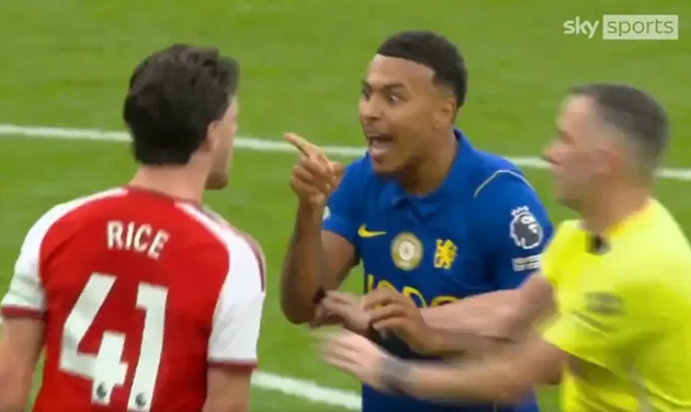Rogers nổi giận vì pha phạm lỗi của Rice. Ảnh: Sky Sports