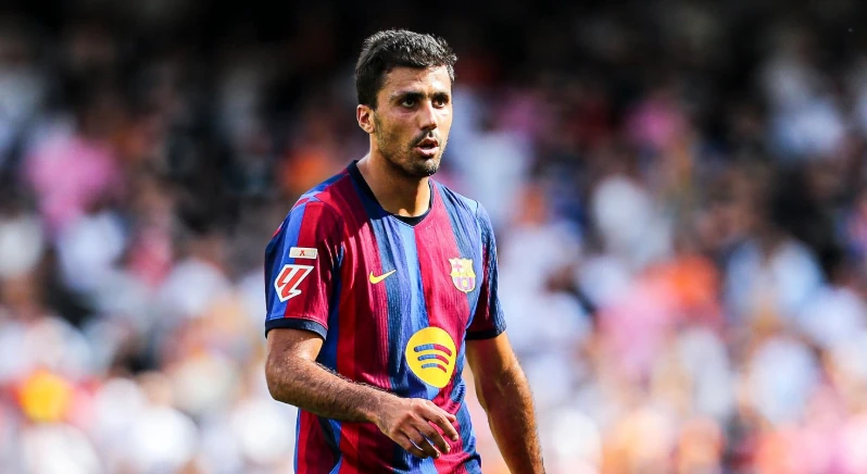 Rodri – 6.8 điểm: Giữ vai trò đánh chặn và điều tiết, Rodri là cái tên quan trọng giúp Barca kiểm soát hoàn toàn tuyến giữa. Anh thực hiện nhiều pha thu hồi bóng và giúp đội nhà duy trì nhịp độ pressing tầm cao. Ảnh: Ivan Terron/Getty Images.