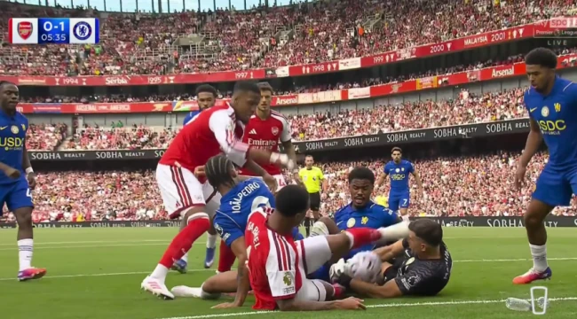 Tình huống va chạm giữa Gabriel và Martinez. Ảnh: Sky Sports/The Sun.