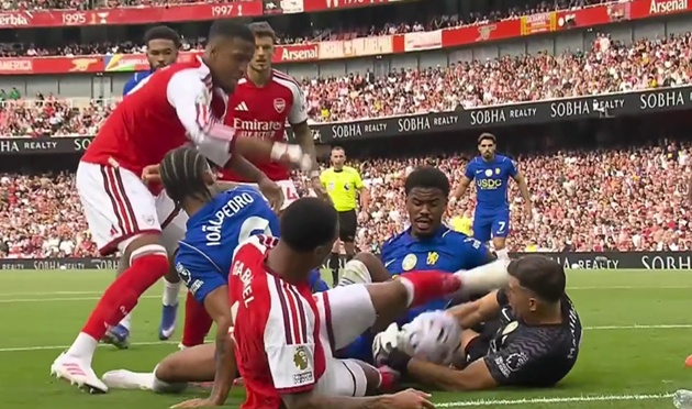 Ảnh bài viết Gabriel thoát thẻ đỏ dù đá vào mặt Martinez tại Emirates