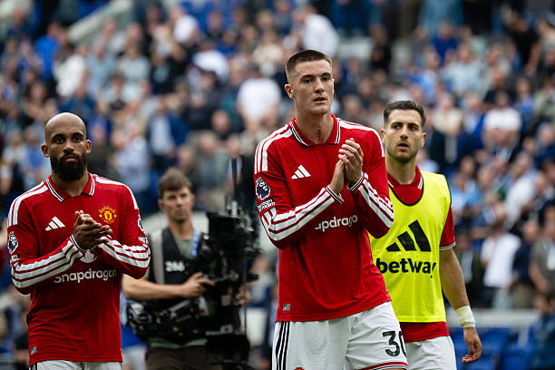 Benjamin Sesko thất vọng với trận hòa của Manchester United. Ảnh: Ash Donelon/Manchester United