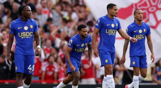 Ảnh bài viết Gary Neville chỉ trích hàng thủ Chelsea thi đấu rời rạc trước Arsenal