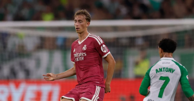 Dean Huijsen thi đấu chững chạc. Ảnh: Helios de la Rubia/Real Madrid/Getty Images.