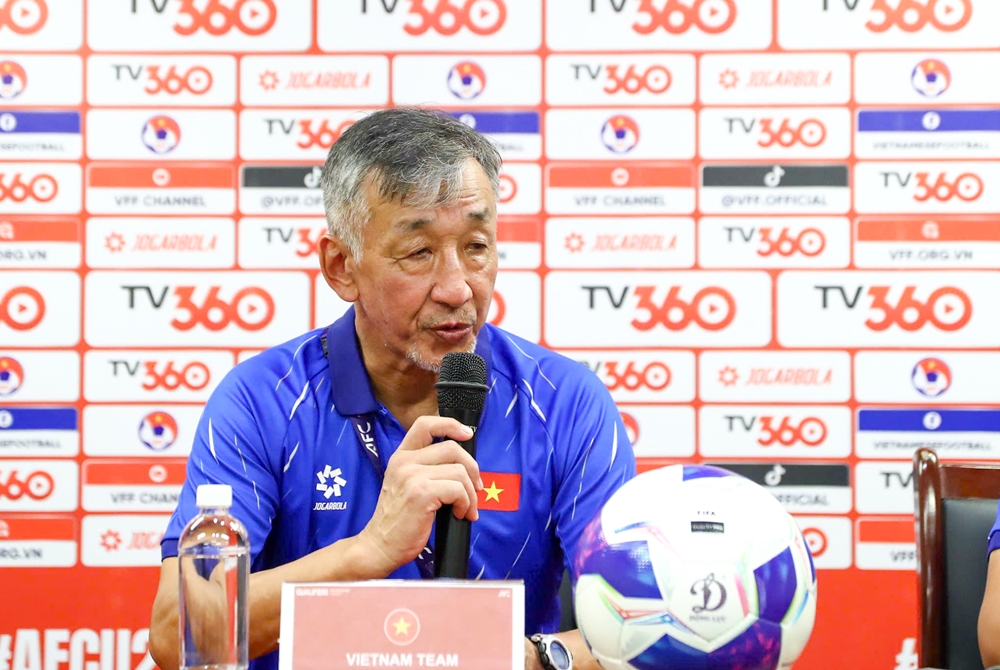HLV Yutaka Ikeuchi trong phòng họp báo. Ảnh: VFF.