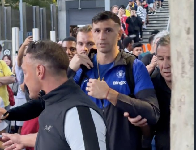 Emi Martinez thu hút sự chú ý khi rời Emirates bằng cách đi bộ. Ảnh: X RazedFootball.